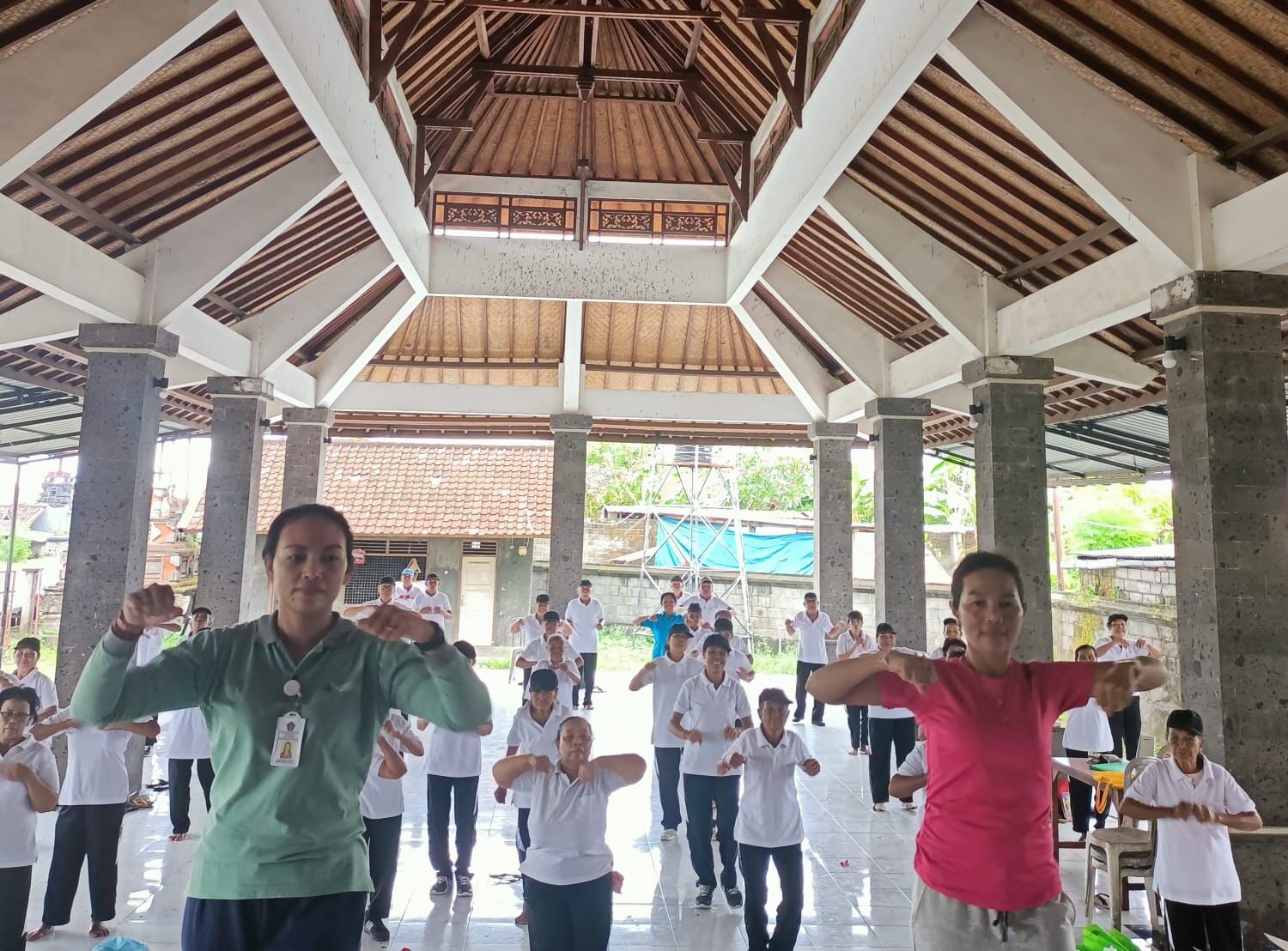 kegiatan jalan sehat dan senam lansia di wilayah desa tangkas