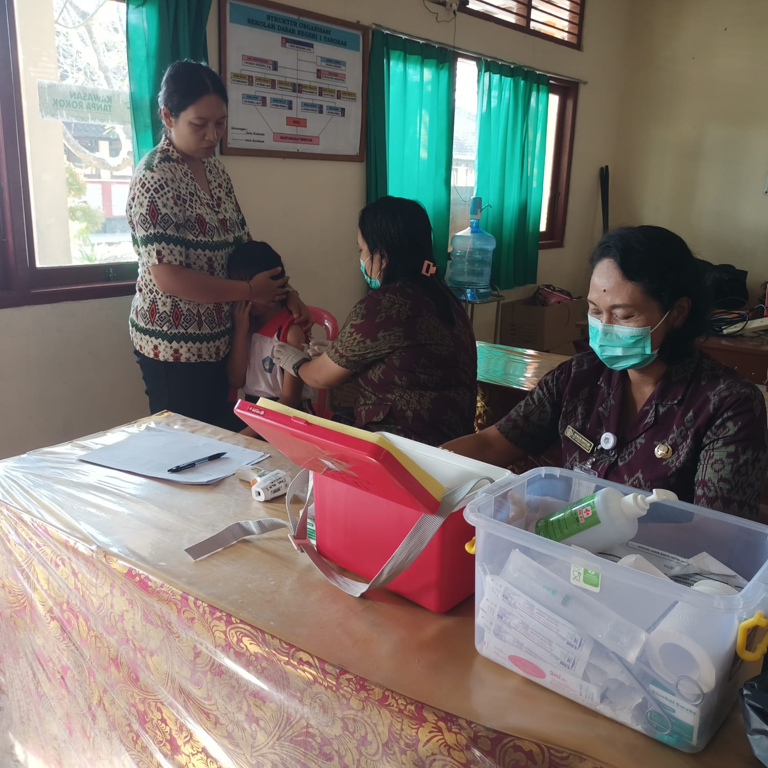 kegiatan BIAS di SD N 1 Tangkas pemberian imunisasi