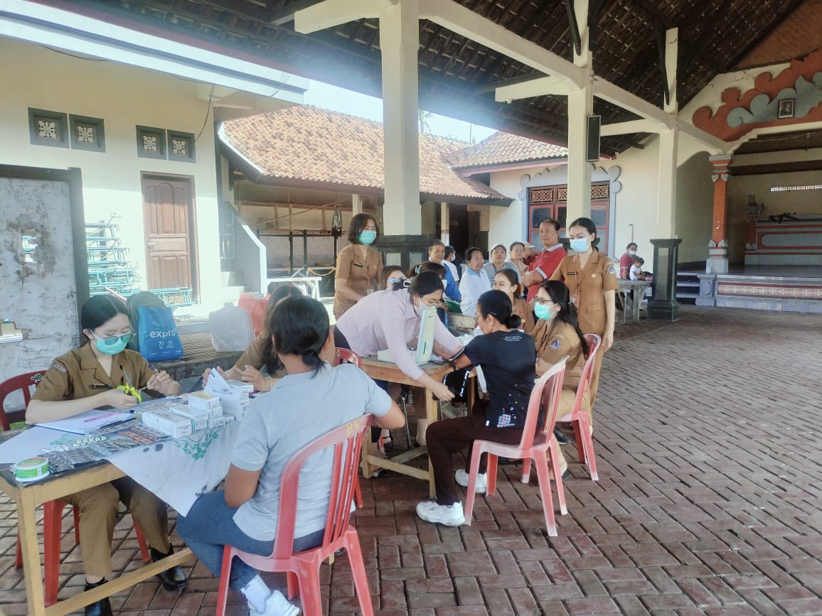 Kegiatan pemeriksaan kesehatan, senam dan edukasi senam jari untuk kelompok prolanis Semarapura Kauh di Banjar Pegending