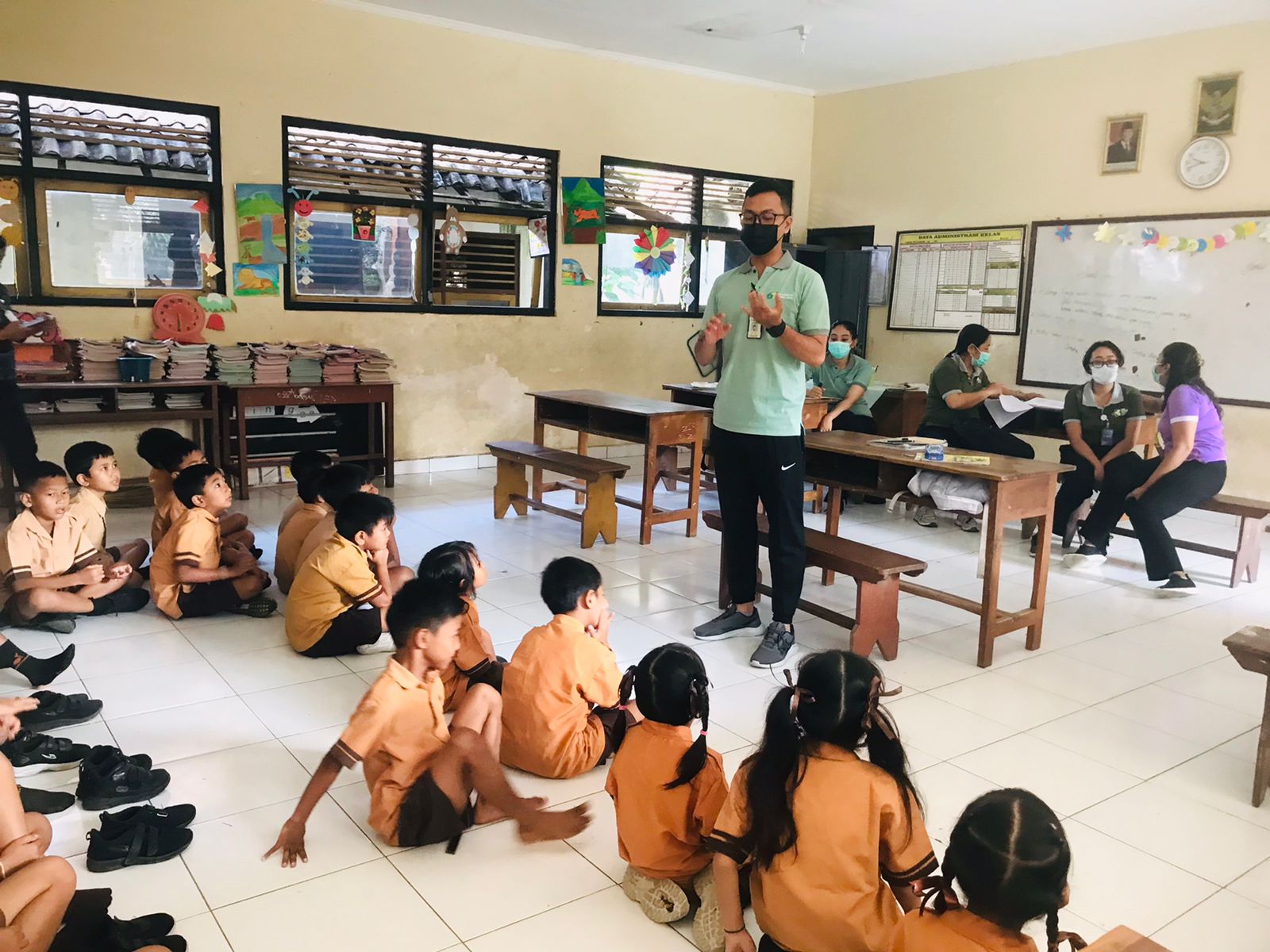 giat pemeriksaan kesehatan anak sekolah baik kesehatan indra, kulit, kesehatan gilut, pemeriksaan bb dan tb di sdn 1 spkk