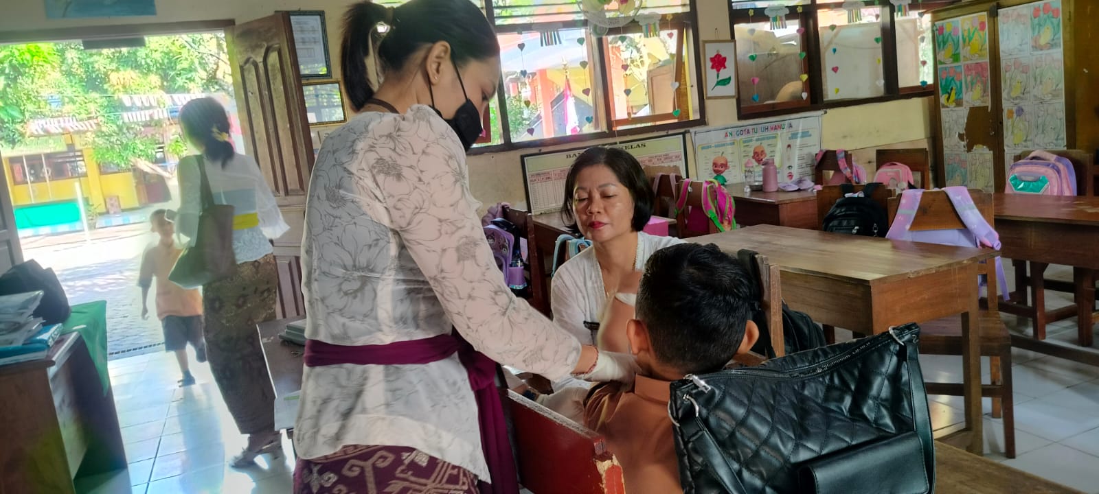 Kegiatan vaksin susulan anak SD kelas 1 MR sebanyak 11 orang dan kelas V HPV sebanyak 6 orang