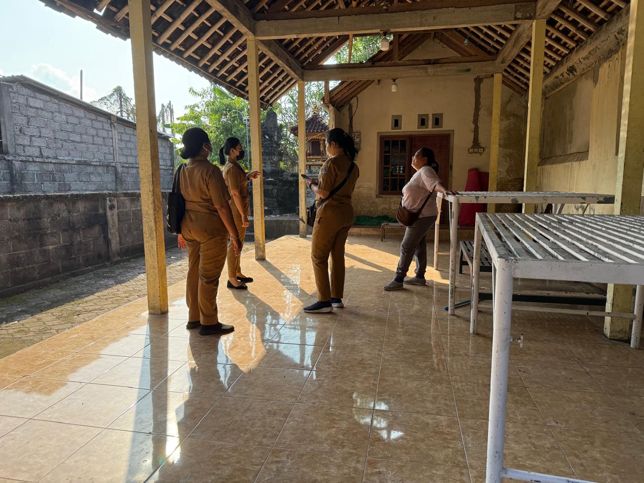 Kujungan tempat fasilitas umum di wilayah desa kamasan pada balai banjar dan pura paibon br celagi