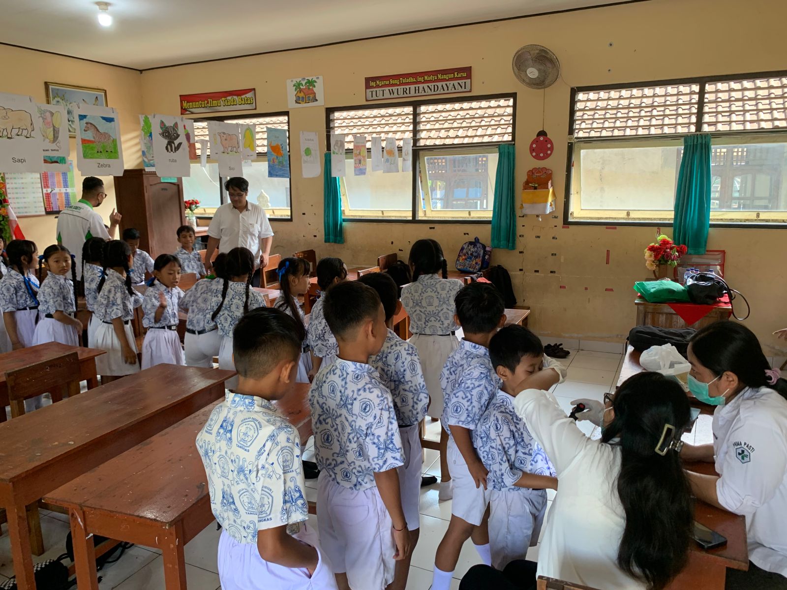 kegiatan pemeriksaan kesehatan anak sekolah di SDN 2 Tangkas