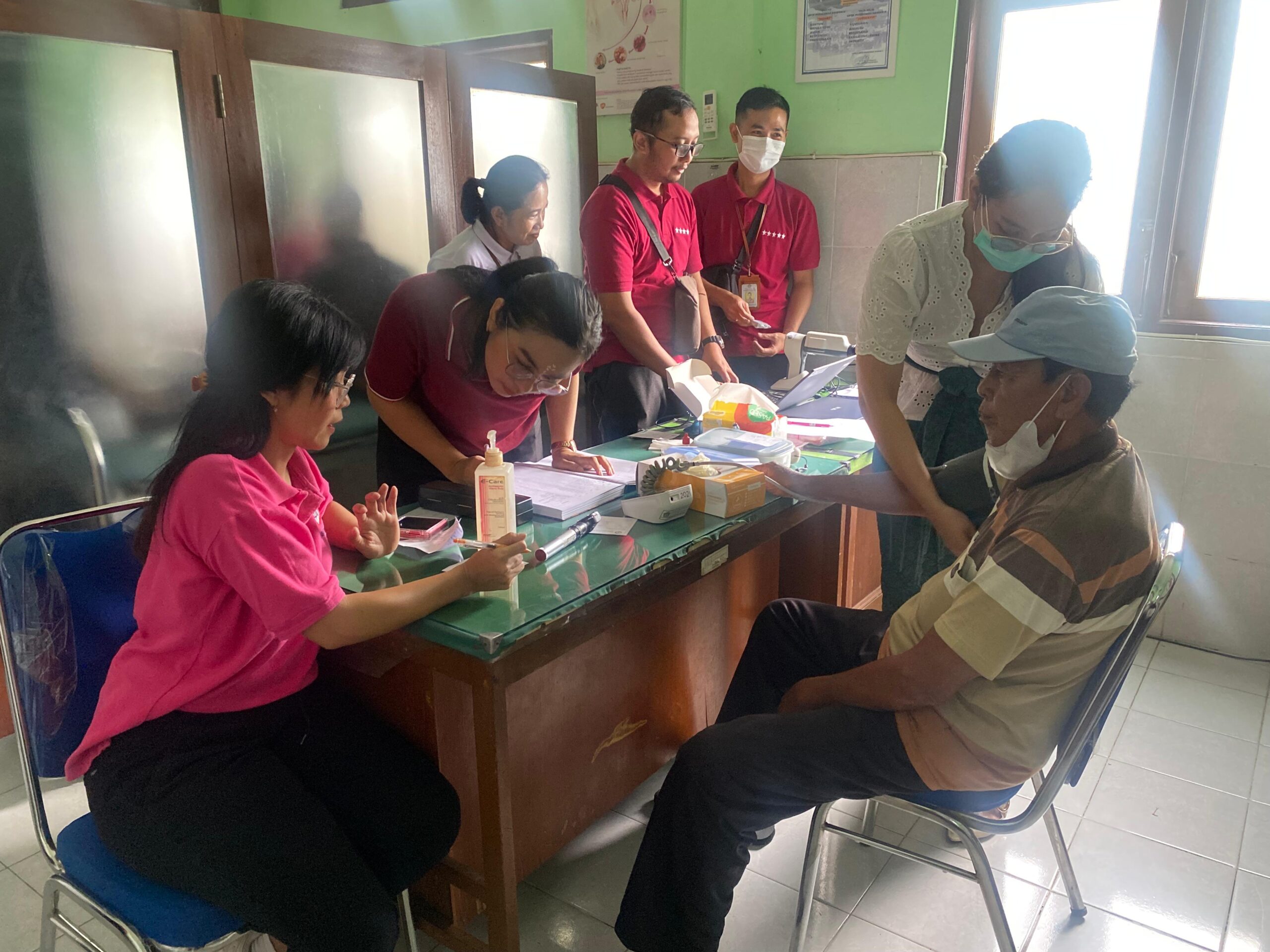 pelaksanaan skrining kesehatan mata di Puskesmas Dawan II bersama para petugas dari RS Mata Bali Mandara