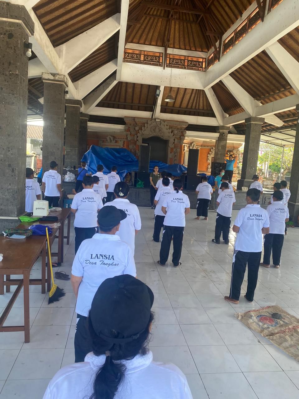 kegiatan senam lansia di wilayah desa tangkas