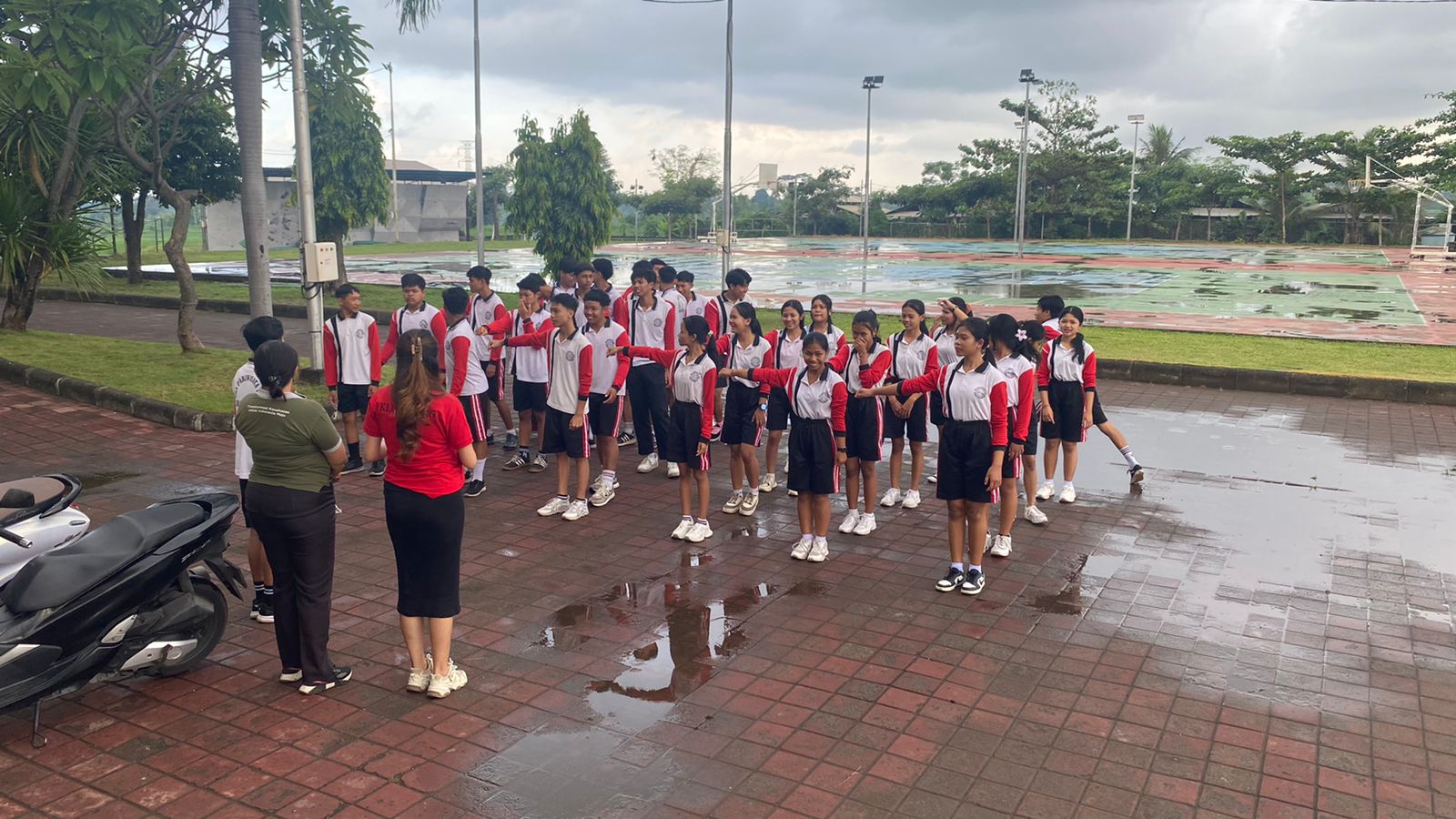 kegiatan tes kebugaran siswa SMA paris di gor