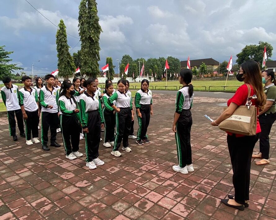kegiatan tes kebugaran siswa SMK 1 di lapangan gor