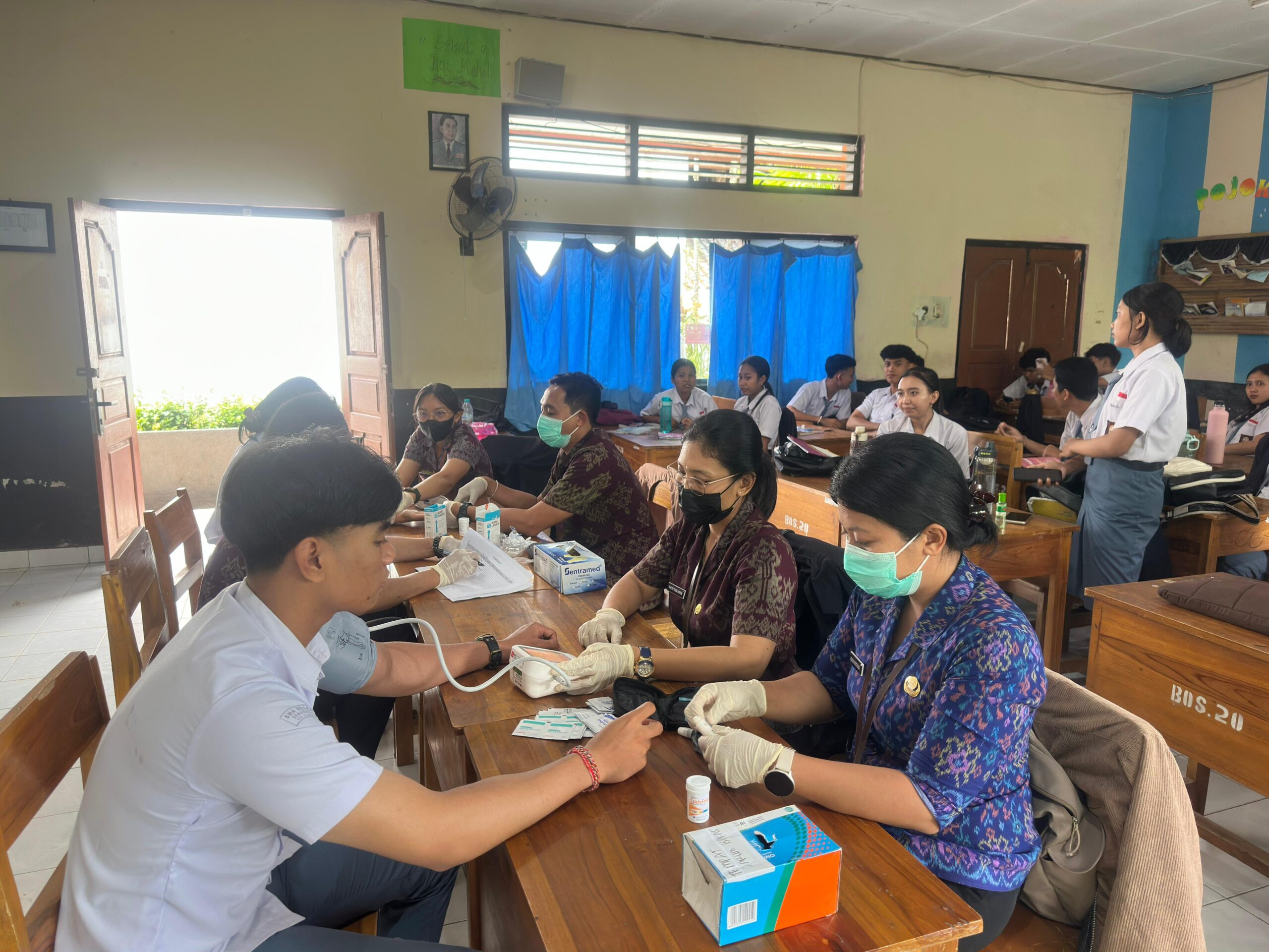 kegiatan Cek Kesehatan Gratis Sekolah Kelas XII dan dewan guru di SMA Negeri 1 Semarapura