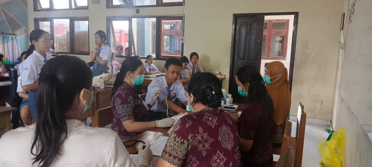 Pemeriksaan Cek Kesehatan Gratis Sekolah Kelas X di SMAN 1 Semarapura