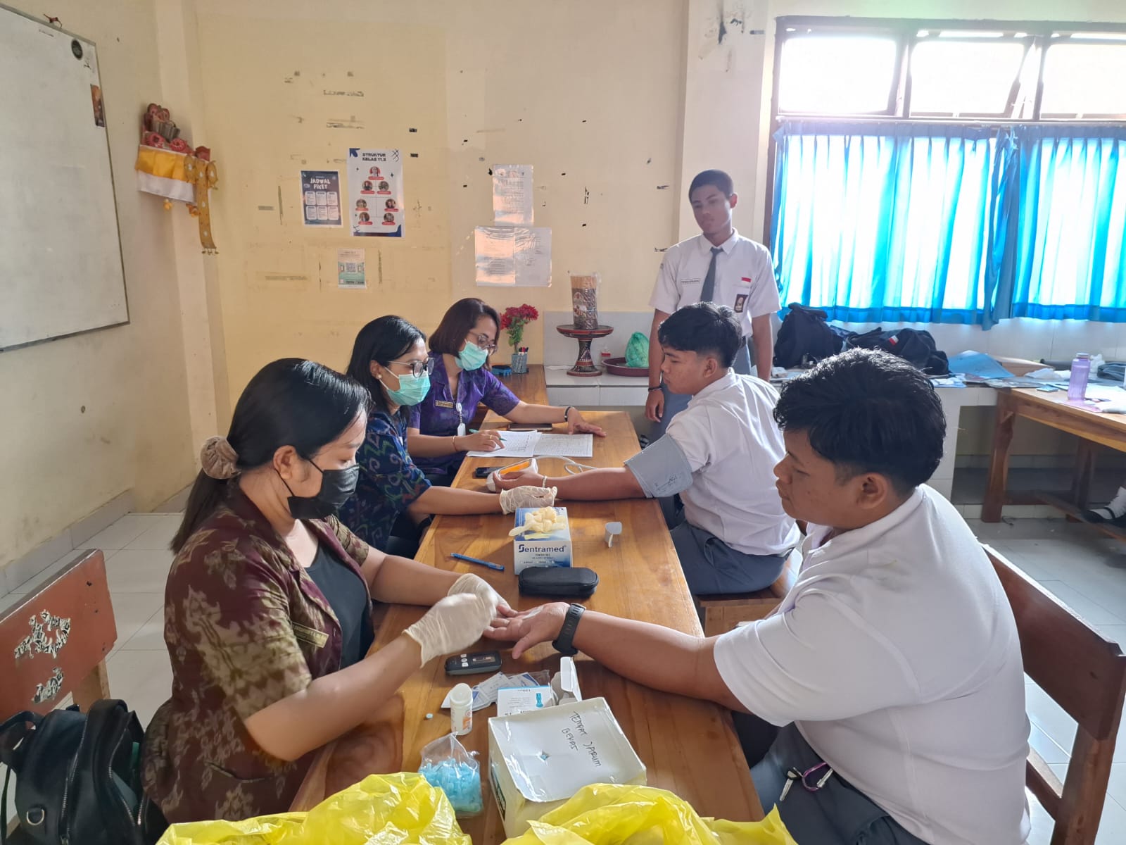 Pemeriksaan Cek Kesehatan Gratis Sekolah Kelas XI di SMAN 1 Semarapura
