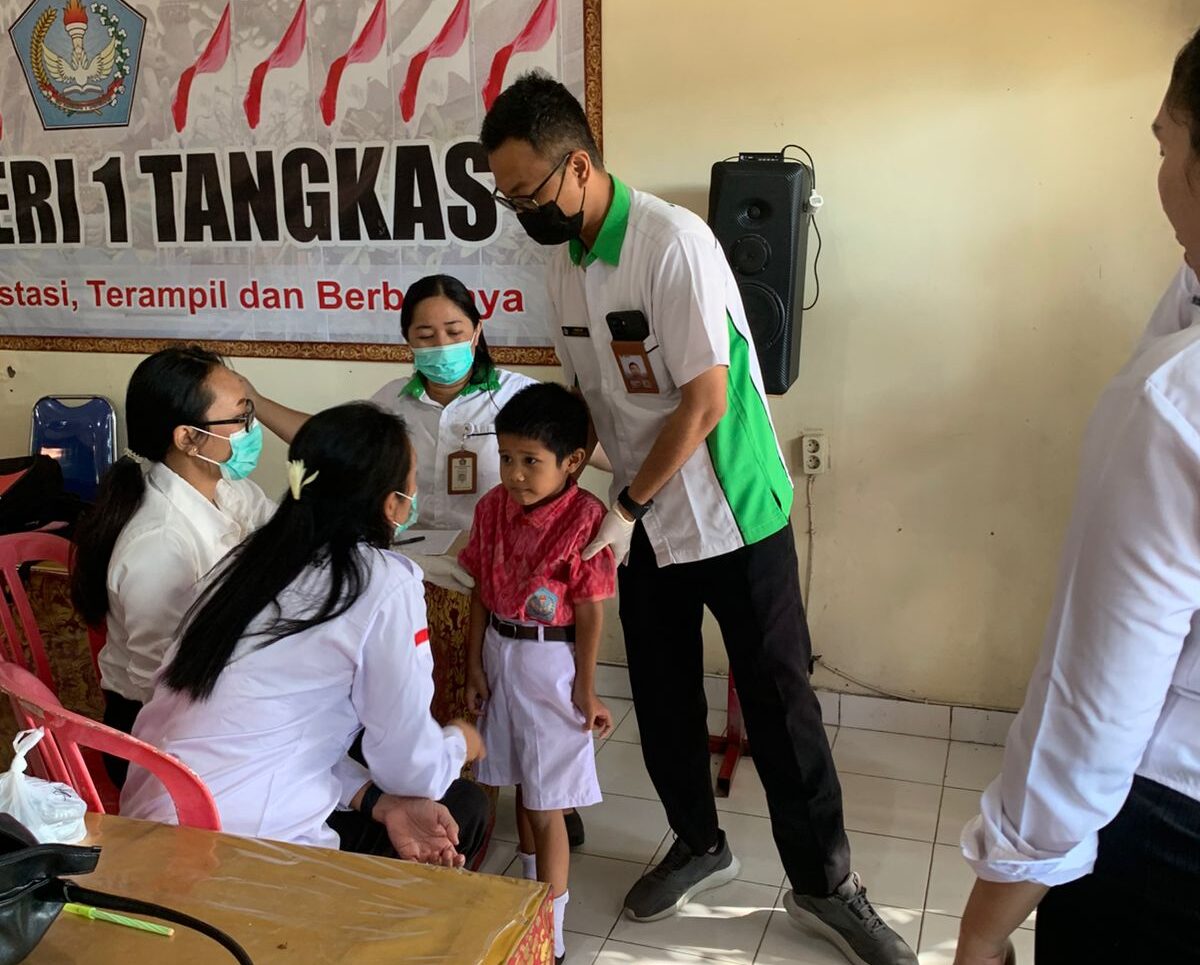 kegiatan pemeriksaan kesehatan anak sekolah di SDN 1 tangkas
