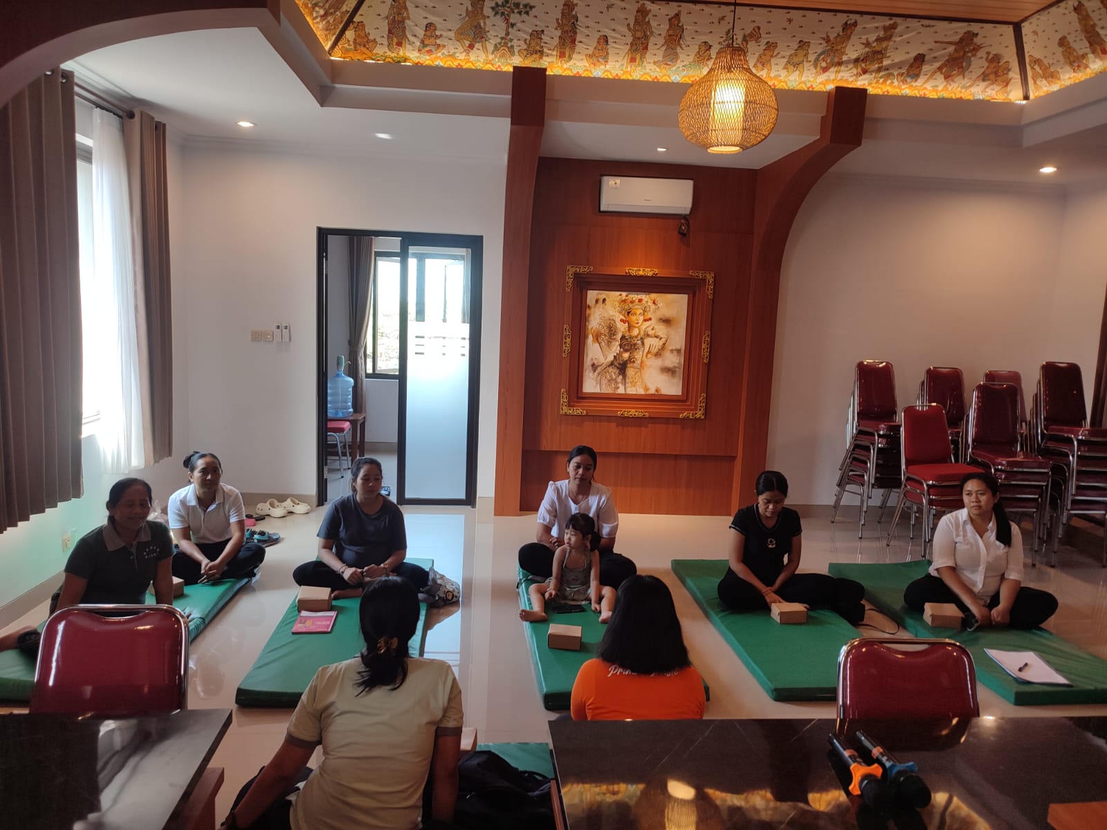 giat kelas ibu hamil di desa Tojan, pemberian materi dan senam hamil