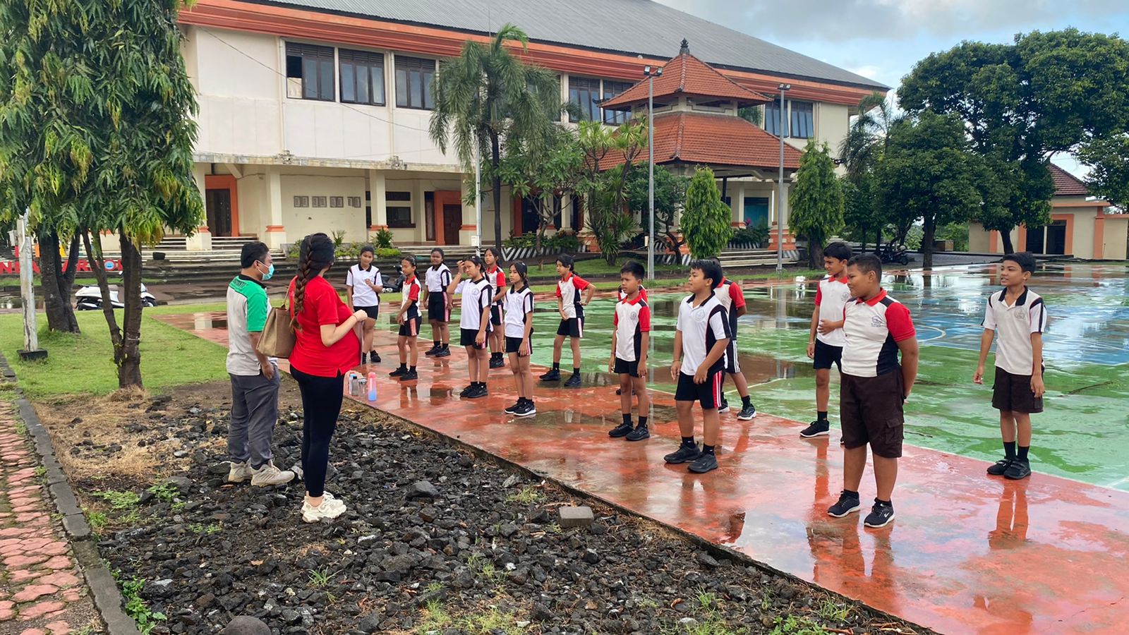 kegiatan tes kebugatan jasmani SD gelgel di gor sweca pu