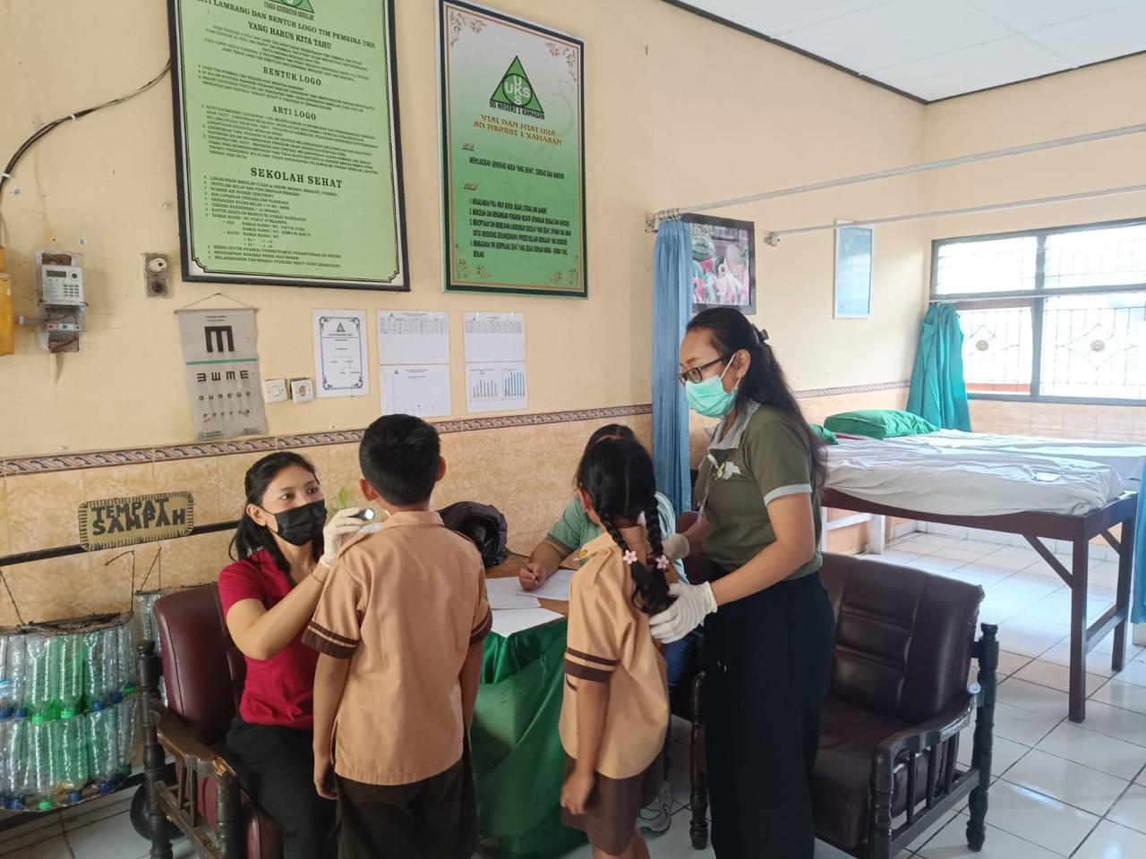 kegiatan pemeriksaan kesehatan anak sekolah di SDN 1 Kamasan