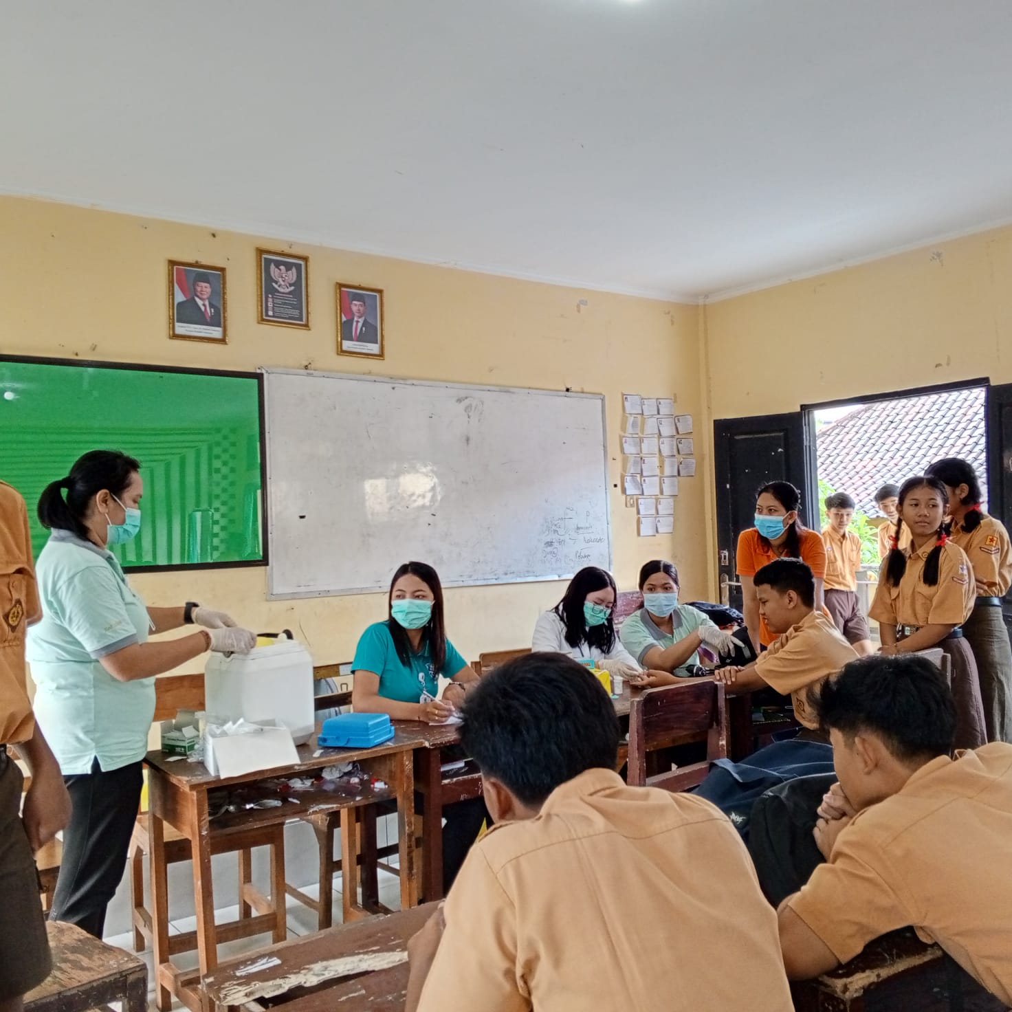 Pemeriksaan CKG dan imunisasi HPV kelas IX SMP N 1 SEMARAPURA