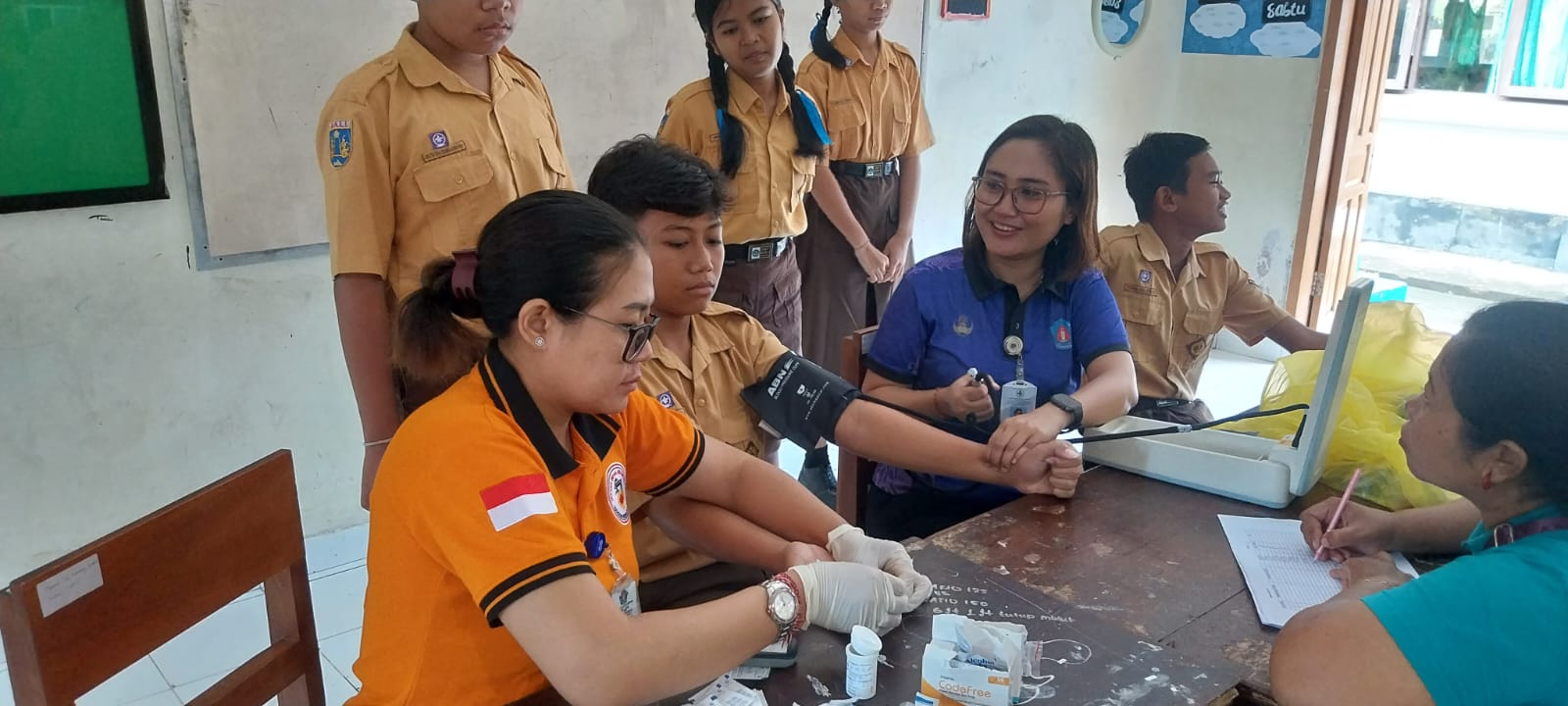 Pemeriksaan CKG di SMP N 3 Semarapura Kelas VIII