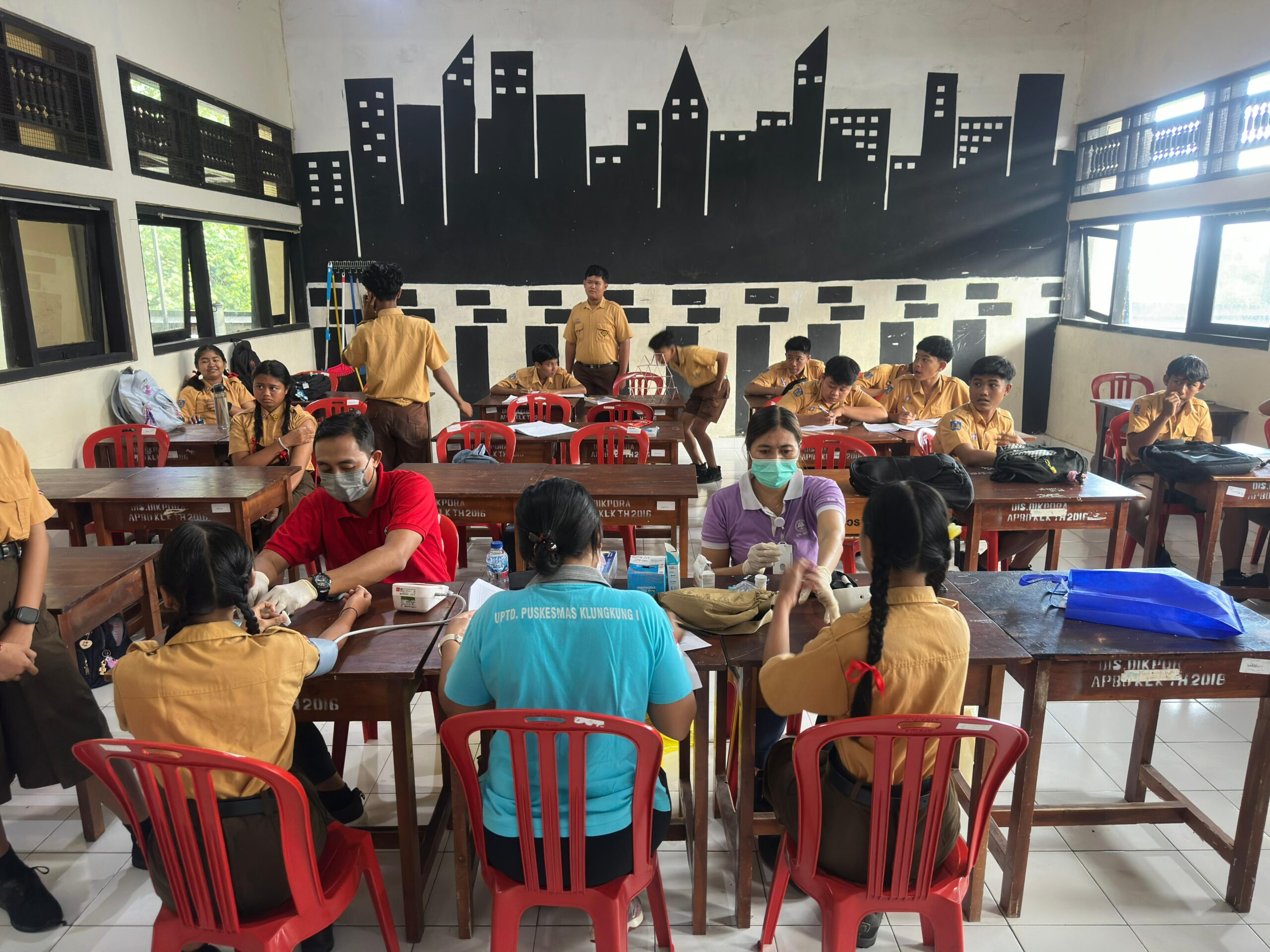 kegiatan CKG dan pemberian Vaksin HPV pada siswa perempuan Kelas IX di SMP Negeri 3 Semarapura