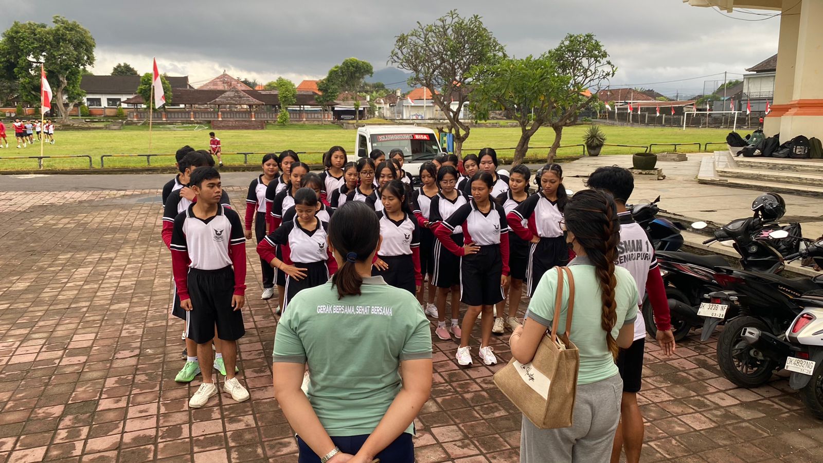 kegiatan tes kebugaran hari ini di gor sweca pura siswa SMA