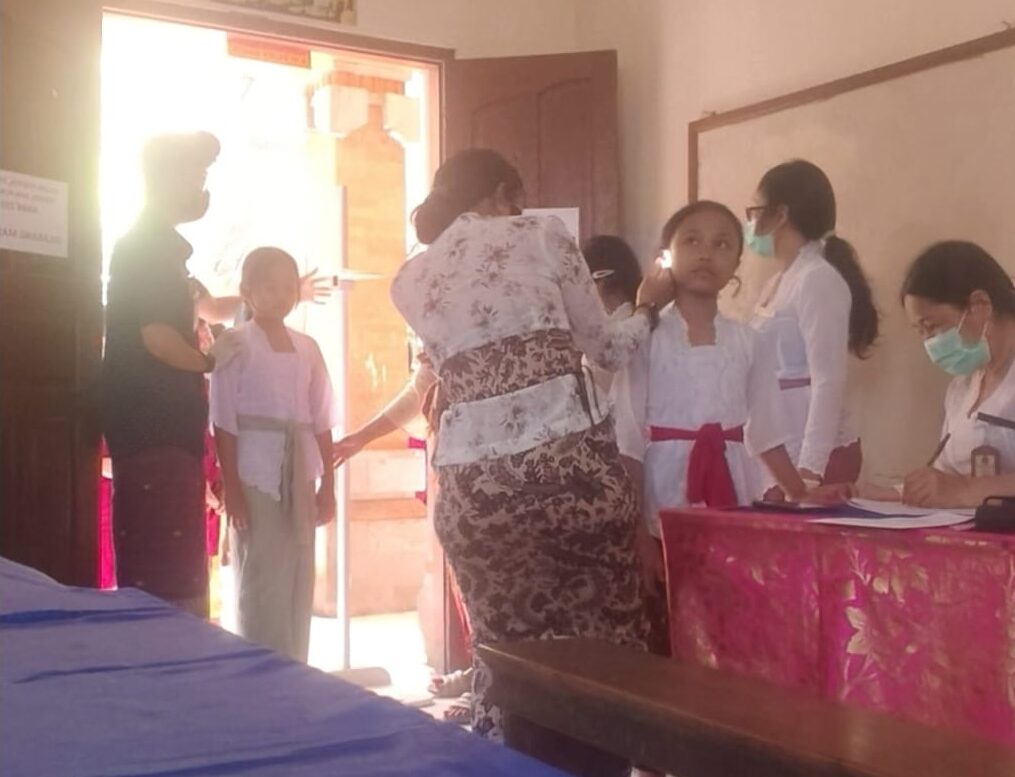 Kegiatan pemeriksaan kesehatan anak sekolah di SDN 1 Sp Klod